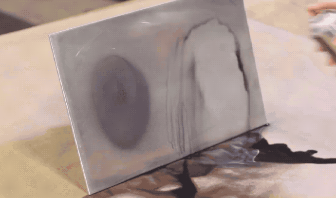 muestra mano usando producto nanoplas para limpiar una placa de metal muy eficientemente