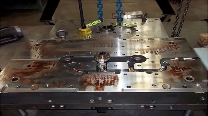 molde para inyección de plástico sucio y en mal estado