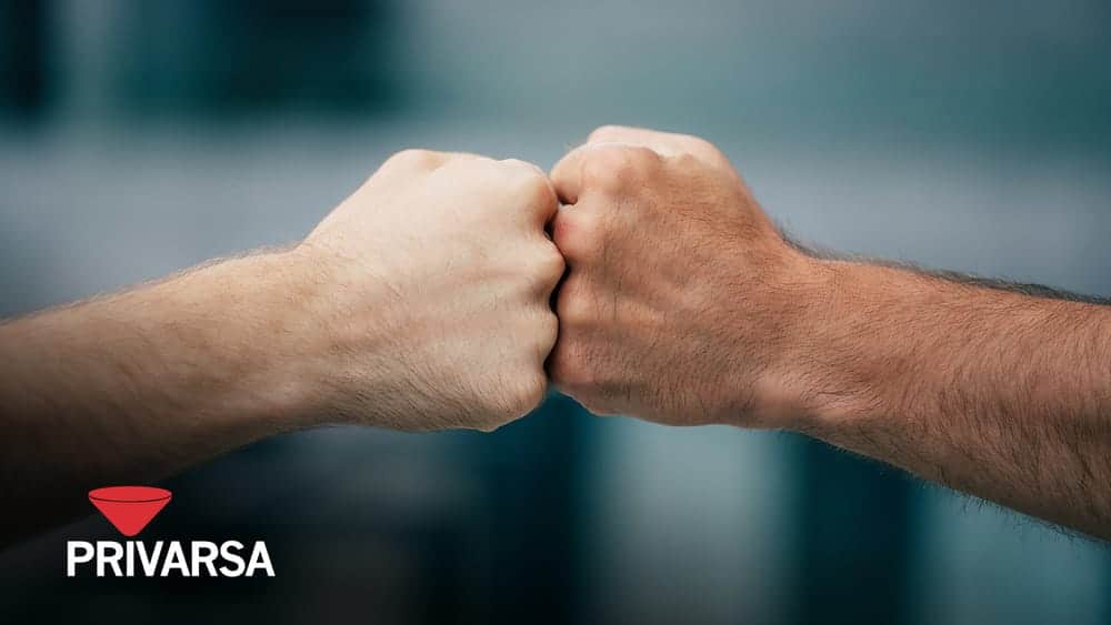 dos puños chocando - Logo de PRIVARSA en una esquina